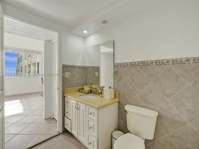 2-bedroom condo for sale in Miami Beach - 5005 Collins Ave 725 - MondialRealty