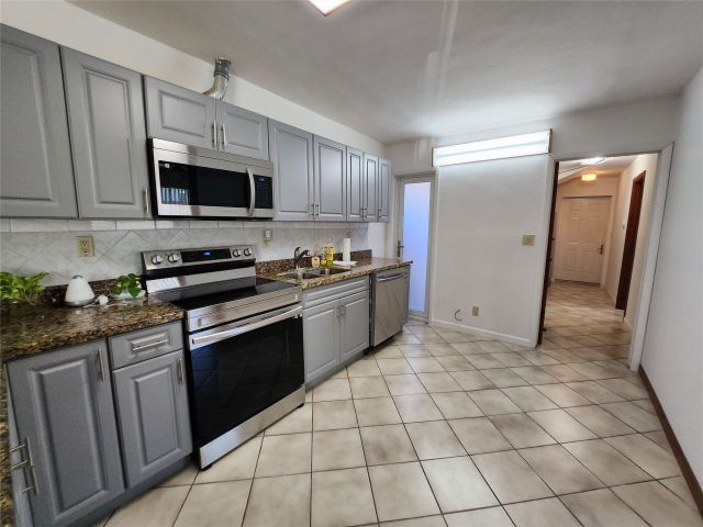 Home for rent at 1005 SW 30 street - photo 5271395