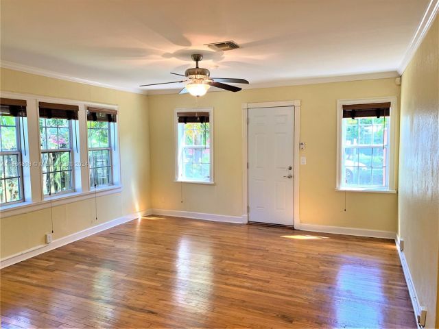 Home for rent at 433 NE 21st St 433 - photo 5243254