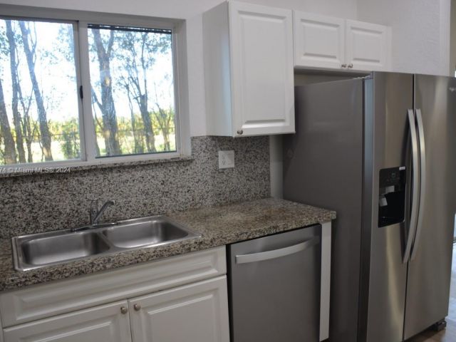 Home for rent at 3147 NE 4th St 3147 - photo 5244118