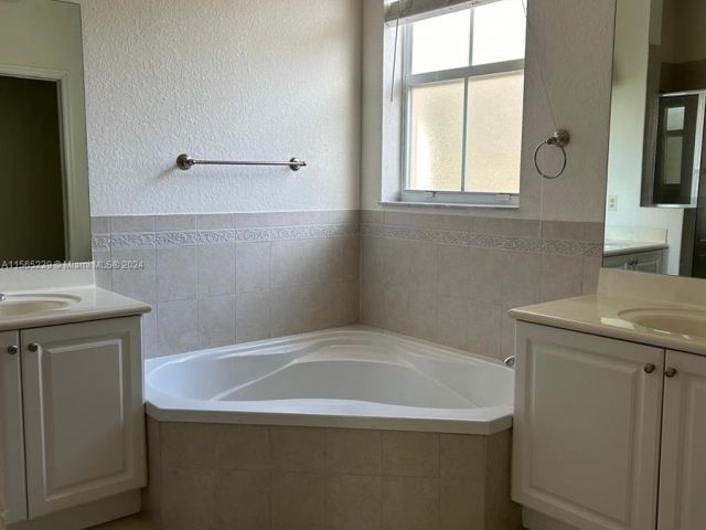 Home for rent at 11010 NW 86th Ter 11010 - photo 5244521