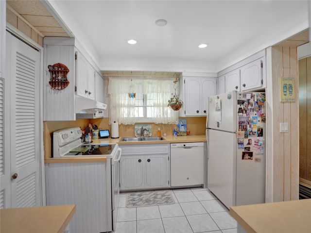 Home for sale at 4424 SW 27th Ave - photo 5265152