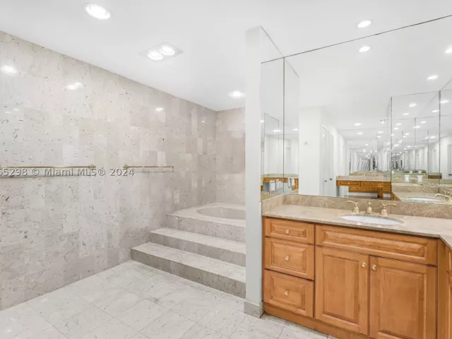 3-bedroom condo for sale in Miami Beach - 2221 Fisher Island Dr 3201 - MondialRealty