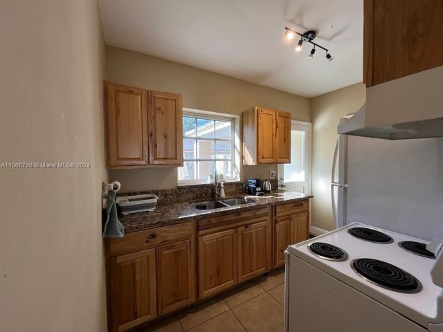 Home for rent at 1414 NE 178th St - photo 5327874