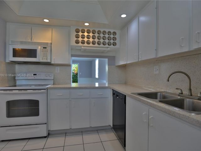 Home for rent at 8387 SW 137th Ave 8387 - photo 5253601
