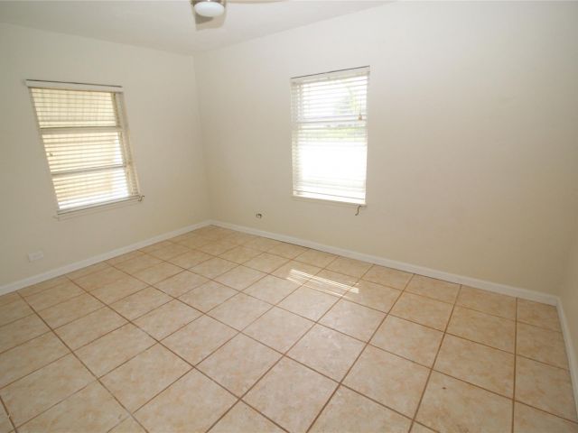 Home for rent at 208 S Riverside Dr - photo 5299887
