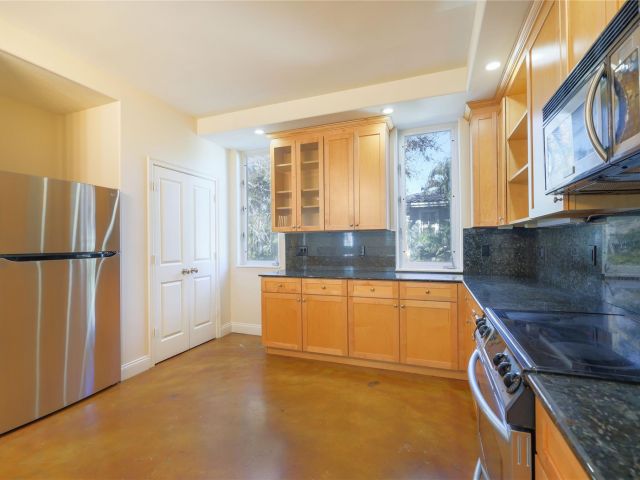Home for rent at 812 SW 4th Ave 8 - photo 5262254