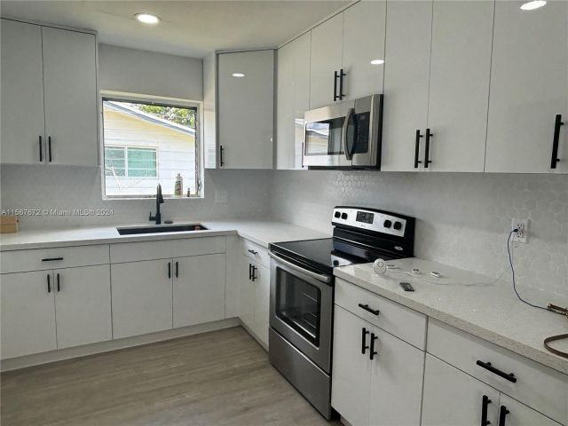 Home for sale at 520 SW 29th Ave - photo 5263876