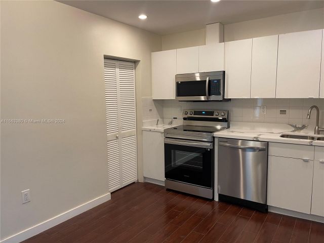 Home for rent at 552 NE 74th St - photo 5262762