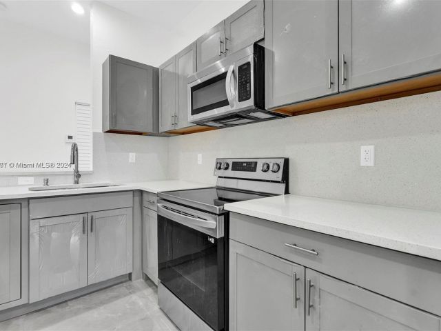 Home for rent at 108 NW 1st Ave 1-2 - photo 5265699