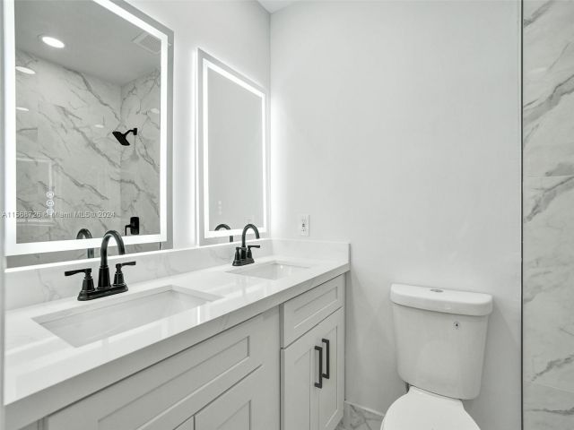 Home for sale at 2421 NW 11th St 20B - photo 5269336