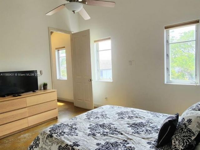 Home for rent at 824 SW 4th Ave 4 - photo 5267776