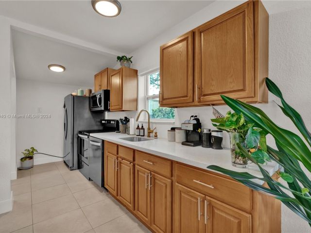 Home for rent at 5050 SW 67th Ave - photo 5347130