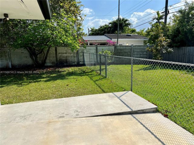 Home for rent at 8600 SW 87th Ave - photo 5277173