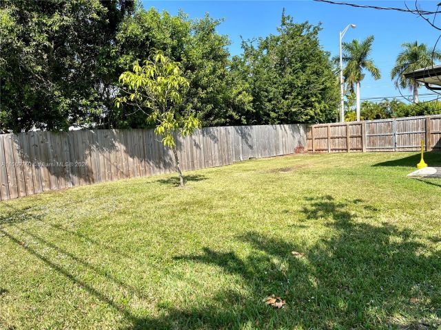 Home for rent at 8600 SW 87th Ave - photo 5277174