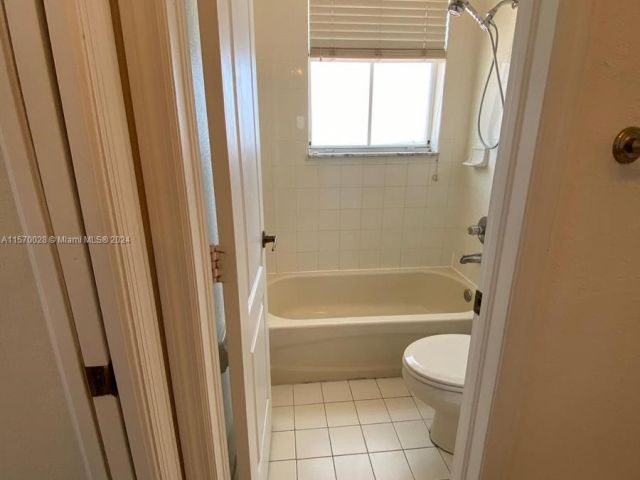 Home for rent at 11221 NW 75th Ter 11221 - photo 5280940