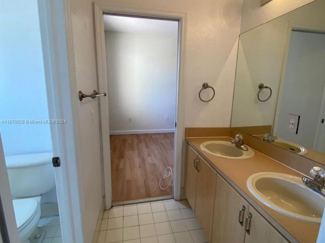 Home for rent at 11221 NW 75th Ter 11221 - photo 5280941