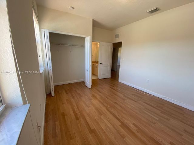 Home for rent at 11221 NW 75th Ter 11221 - photo 5280942