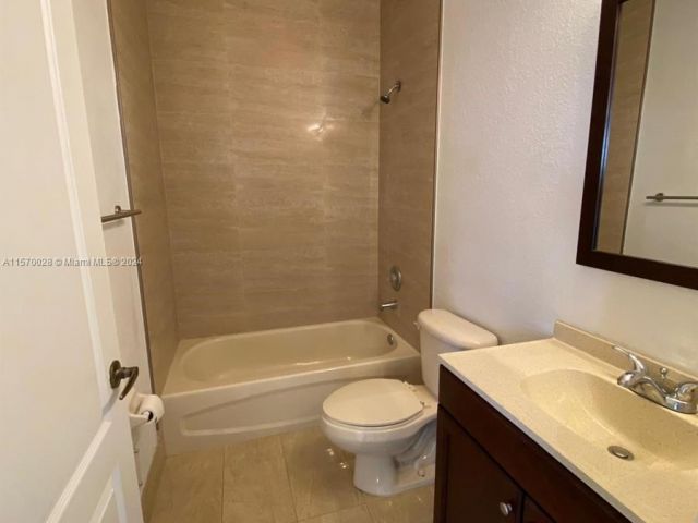 Home for rent at 11221 NW 75th Ter 11221 - photo 5280946