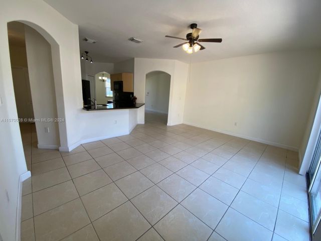 Home for rent at 11221 NW 75th Ter 11221 - photo 5280952