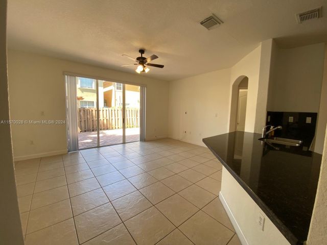 Home for rent at 11221 NW 75th Ter 11221 - photo 5280953