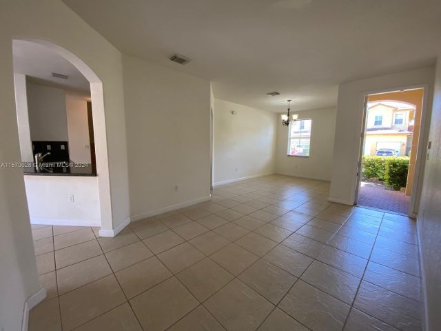 Home for rent at 11221 NW 75th Ter 11221 - photo 5280954