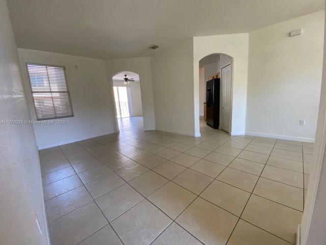 Home for rent at 11221 NW 75th Ter 11221 - photo 5280955