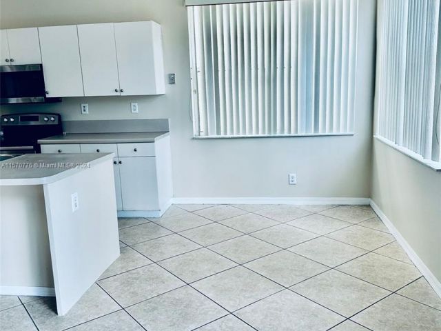 Home for rent at 3750 SW 51st St 3750 - photo 5281380