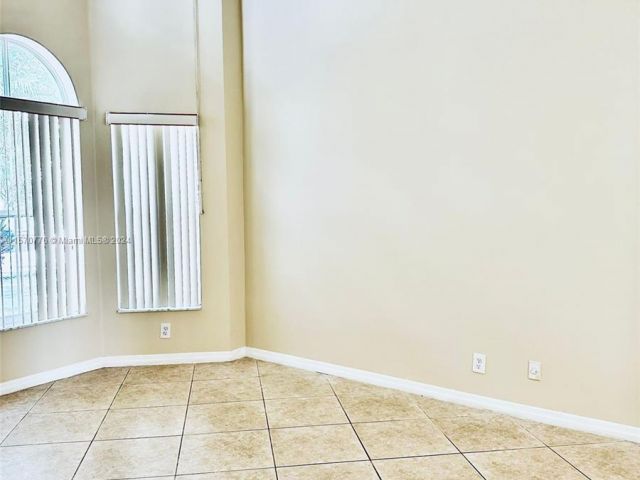Home for rent at 3750 SW 51st St 3750 - photo 5281391