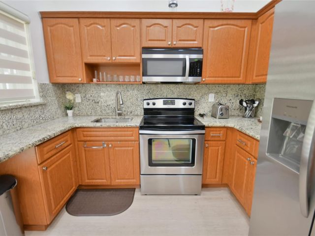 Home for rent at 556 NW 35th St 0 - photo 5293630