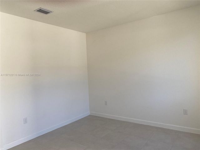 Home for rent at 588 NE 207th St 588 - photo 5283932