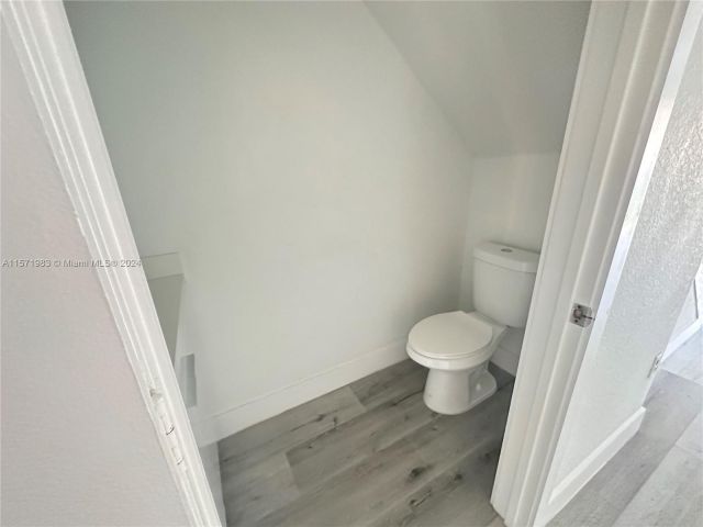 Home for rent at 2054 NE 167th St 3-122 - photo 5289572