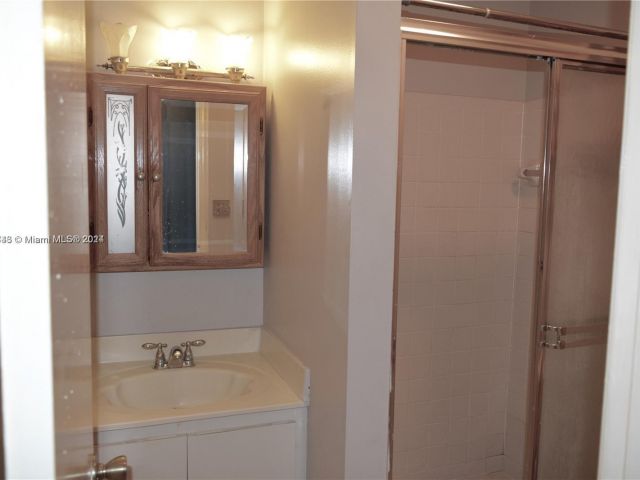Home for rent at 925 NE 207th Ter 0 - photo 5304549