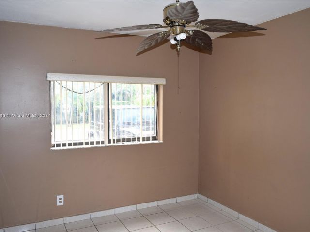 Home for rent at 925 NE 207th Ter 0 - photo 5304551