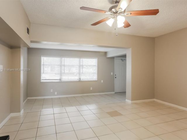 Home for rent at 219 SW 21st Way - photo 5296054