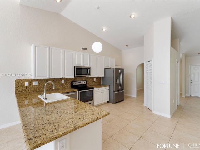 Home for rent at 10635 NW 54th St 10635 - photo 5296485