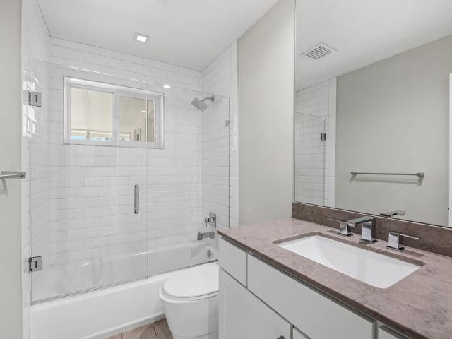 Home for sale at 918 SE 16th Pl - photo 5300200