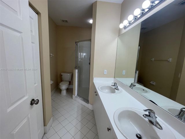 Home for rent at 992 NE 41st Pl 992 - photo 5306174