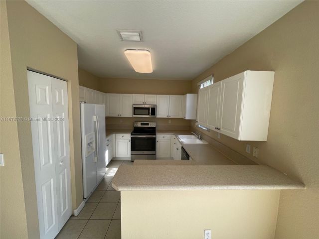 Home for rent at 992 NE 41st Pl 992 - photo 5306178
