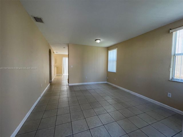 Home for rent at 992 NE 41st Pl 992 - photo 5306179