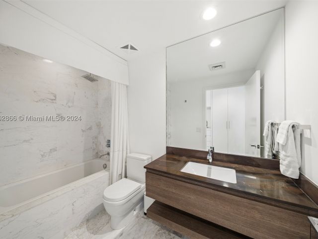 2-bedroom condo for rent in Key Biscayne - 360 Ocean Dr 905S - MondialRealty
