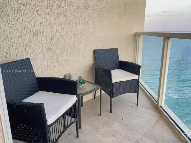 2-bedroom condo for rent in Sunny Isles Beach - 16699 Collins Ave 3009 - MondialRealty