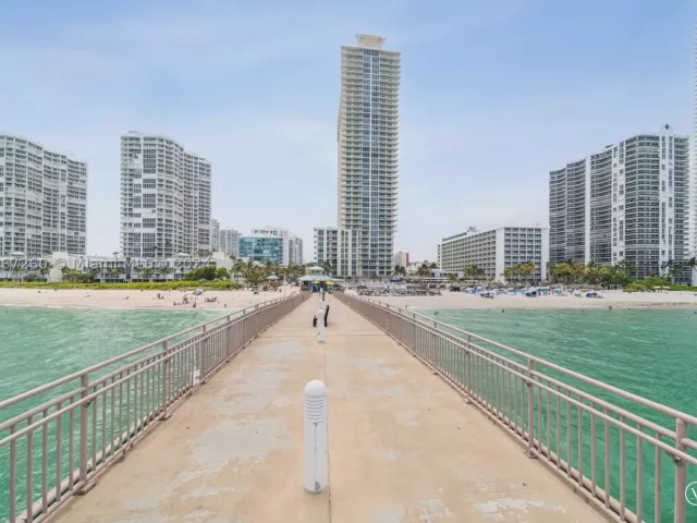 2-bedroom condo for rent in Sunny Isles Beach - 16699 Collins Ave 3009 - MondialRealty