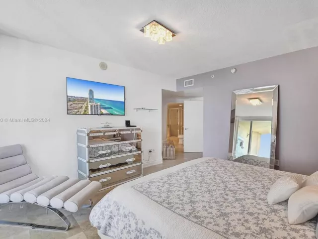 2-bedroom condo for rent in Sunny Isles Beach - 16699 Collins Ave 4106 - MondialRealty