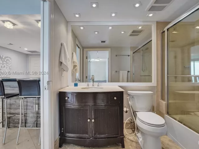 2-bedroom condo for rent in Sunny Isles Beach - 16699 Collins Ave 4106 - MondialRealty