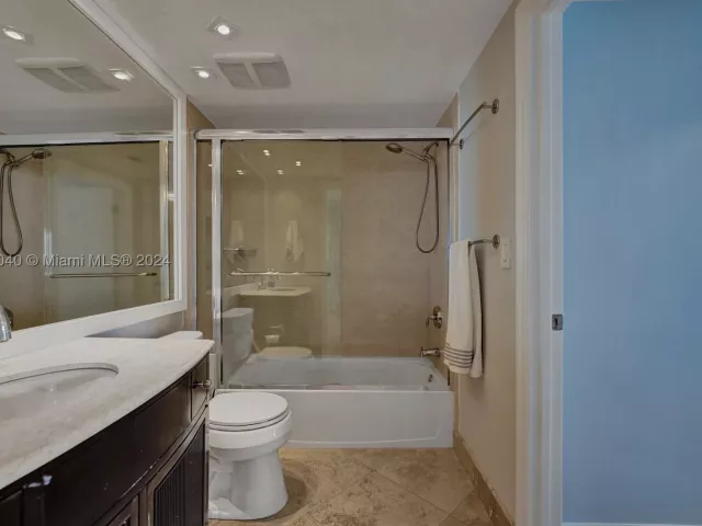 2-bedroom condo for rent in Sunny Isles Beach - 16699 Collins Ave 4106 - MondialRealty