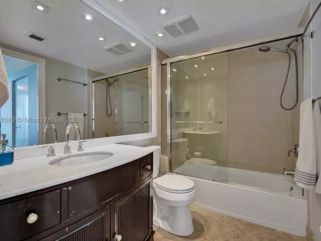 2-bedroom condo for rent in Sunny Isles Beach - 16699 Collins Ave 4106 - MondialRealty