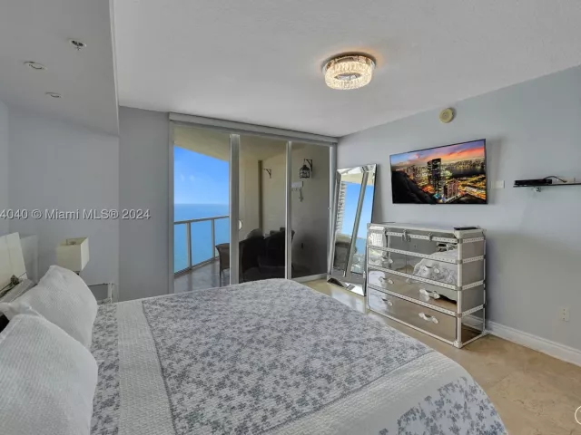 2-bedroom condo for rent in Sunny Isles Beach - 16699 Collins Ave 4106 - MondialRealty
