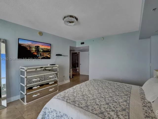2-bedroom condo for rent in Sunny Isles Beach - 16699 Collins Ave 4106 - MondialRealty