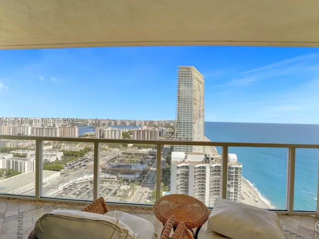 2-bedroom condo for rent in Sunny Isles Beach - 16699 Collins Ave 4106 - MondialRealty
